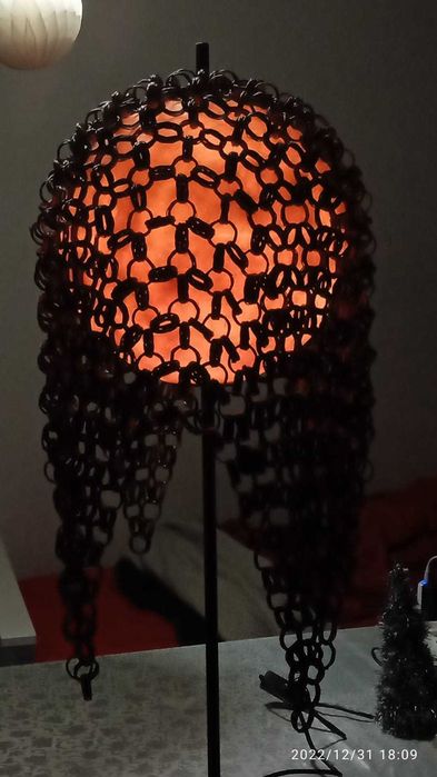 Lampa stojąca z ozdobną ratanową winoroślą