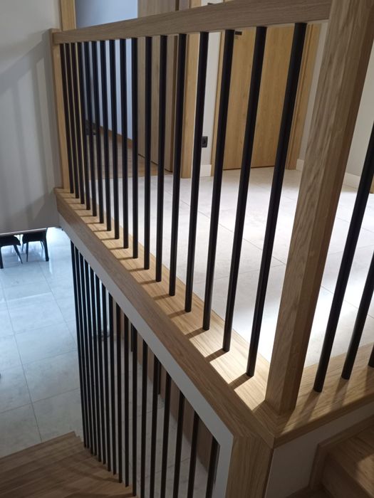 Schody drewniane na beton, samonośne, balustrady LOFT