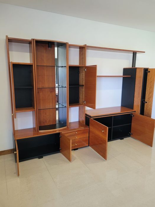 Armário espaçoso de sala