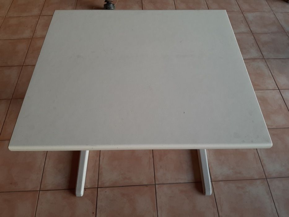 Secretaria com pés em metal