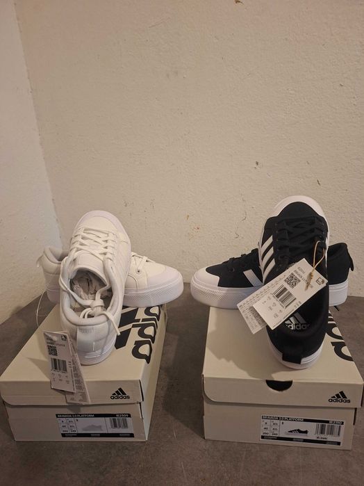 Dois pares de sapatilhas adidas