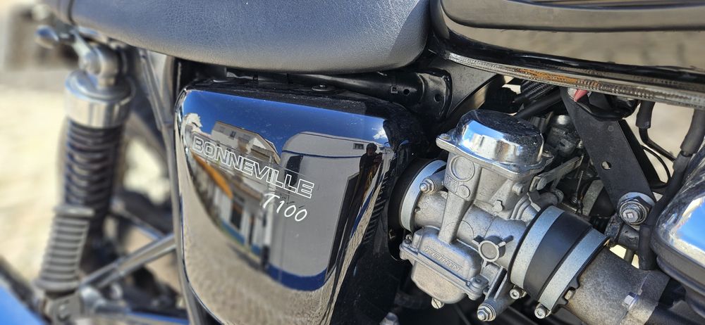 Triumph Bonneville T100 black + 2 capacetes BELL novos