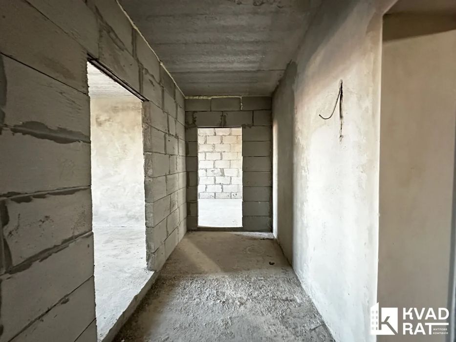 Здана  простора 2 кім ,котел, ліфт працює