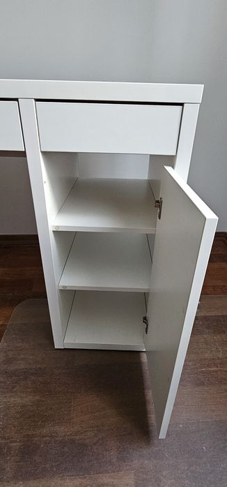 Biurko IKEA MICKE 105x50 cm białe – szuflady, szafka z półkami