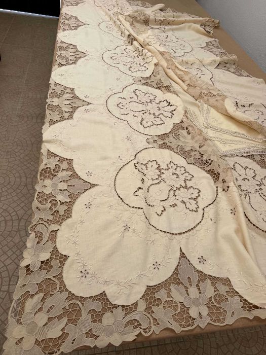 Magnífica toalha de mesa em linho e renda de Veneza, uma verdadeira obra de arte artesanal!