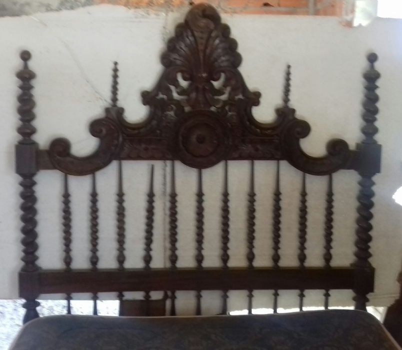 cama de casal em madeira estilo antigo / vintage, mesinhas e comoda