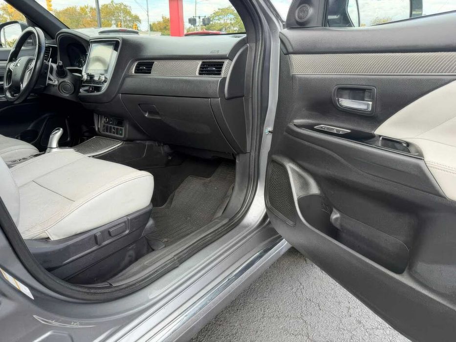 Mitsubishi Outlander PHEV SEL      2022