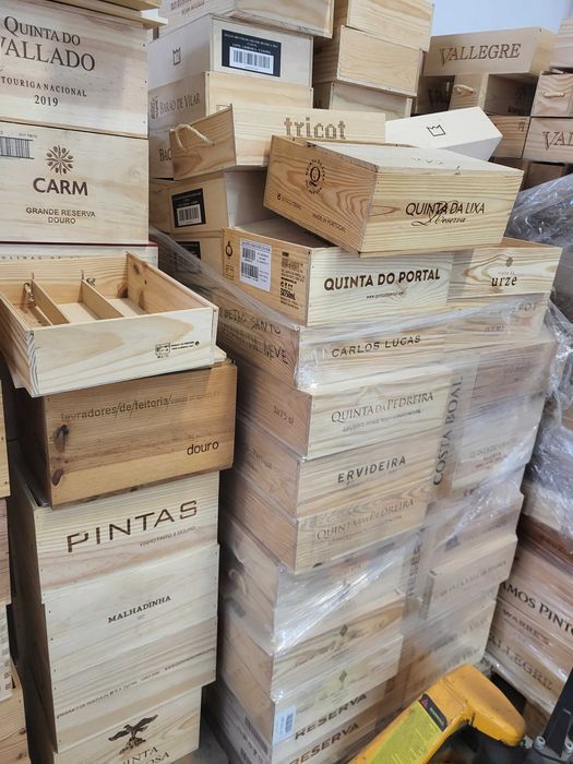 Lote de caixas de vinho em madeira gravada