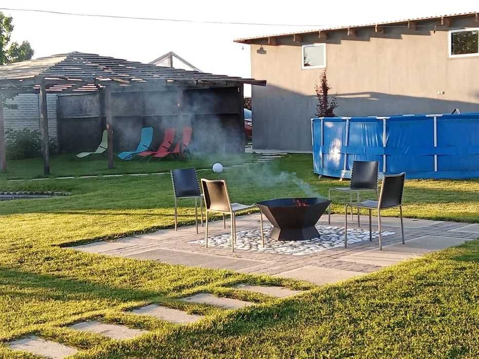 Продаж  будинку і готового бізнесу з ділянкою на 100 соток,