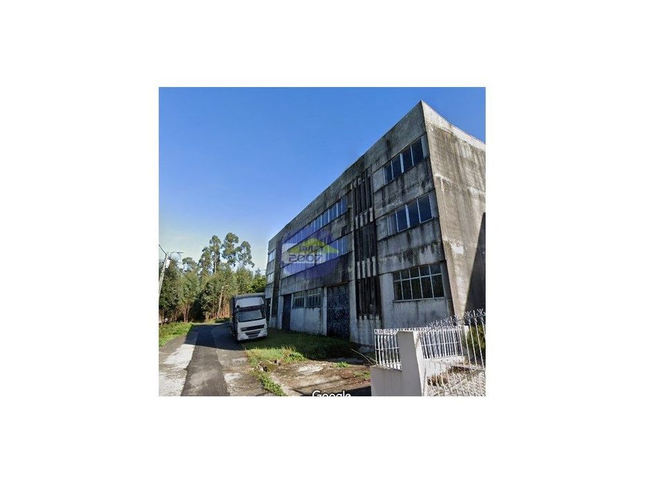 Armazém com 1590m2 em Macieira de Cambra