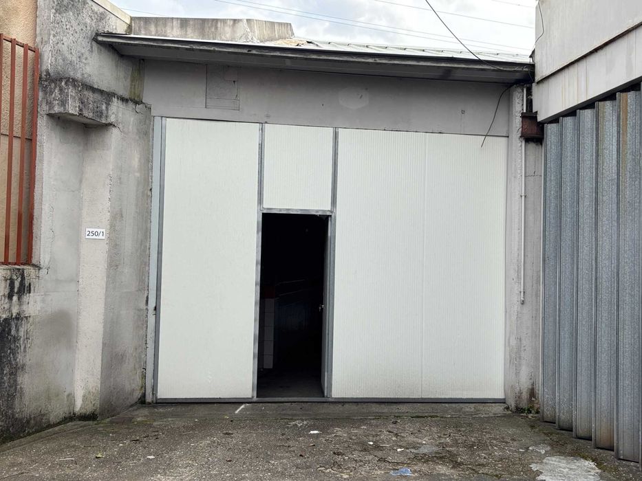 Arrenda-se armazém . Sanguedo