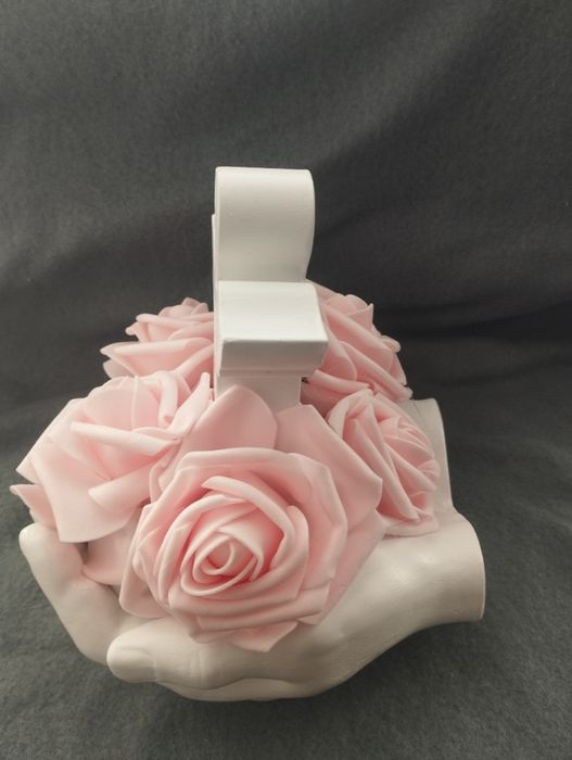 Wieczny bukiet róż w dłoniach z aniołem