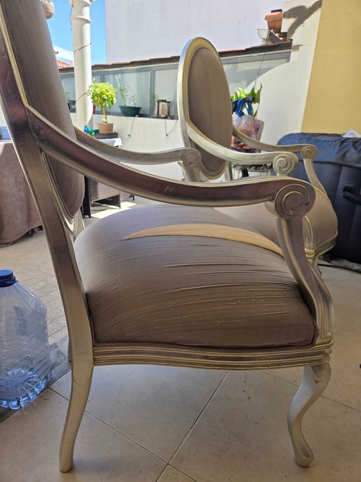 2 cadeirões elegantes de estilo clássico