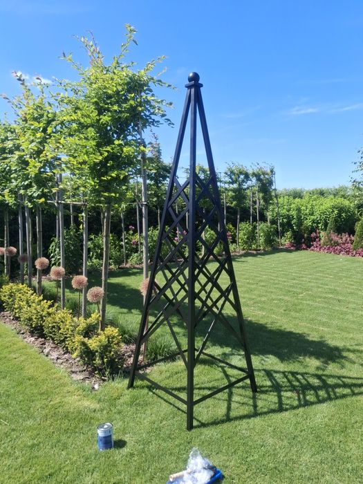 Obelisk, podpora