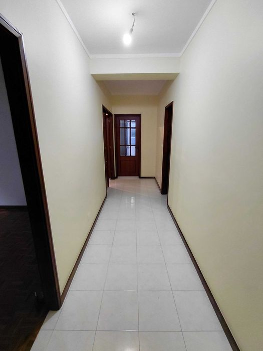 Arrenda-se Apartamento T3, Com garagem individual, 3 frentes.