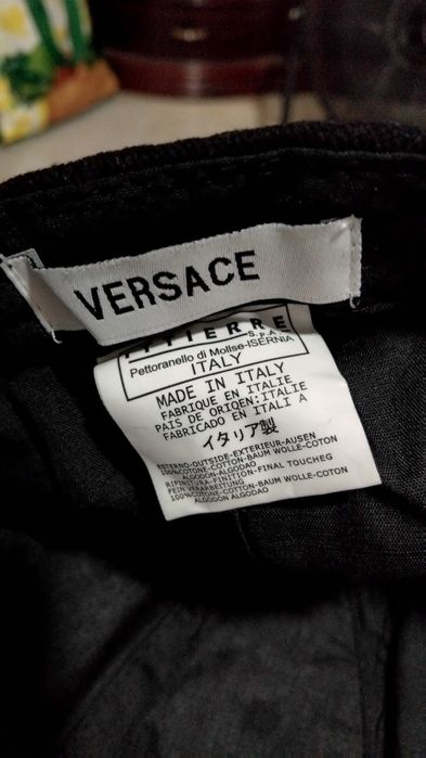 Bone da marca versace