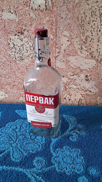 Бутилка 0.7 з під горілки з бугельною кришкою