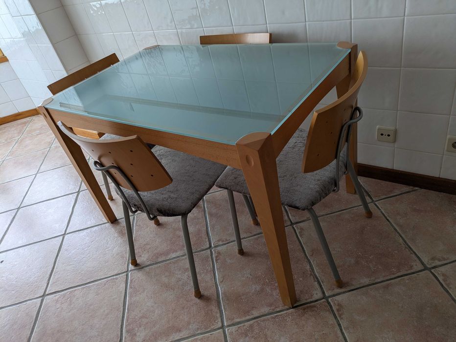 Mesa de sala de jantar e 4 cadeiras