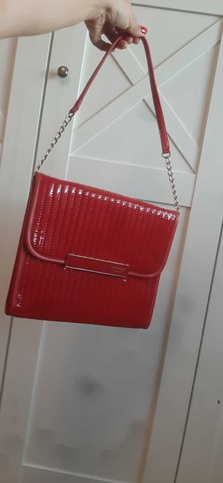 Czerwona torebka listonoszka lakierowana Monnari