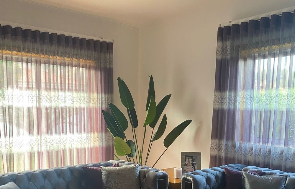 2 Cortinados prateados e roxos