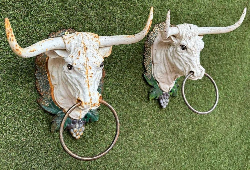 Cabeças de touros em ferro fundido, mural