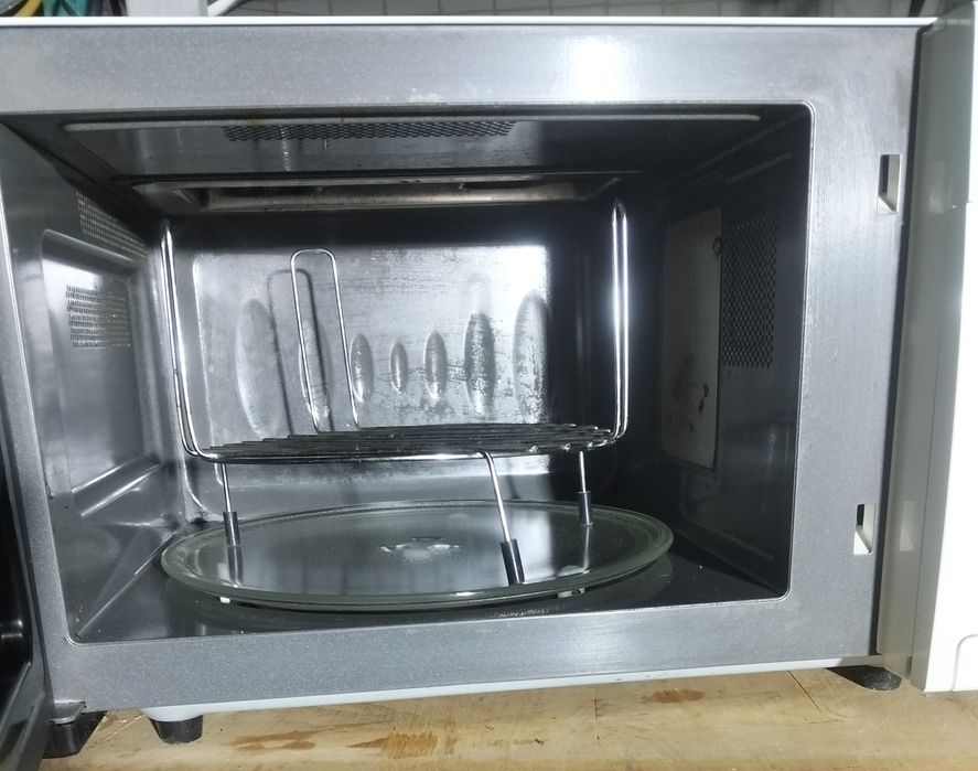 LG  Корея. мікрохвильова піч з тостером , грилем і електронним таймеро