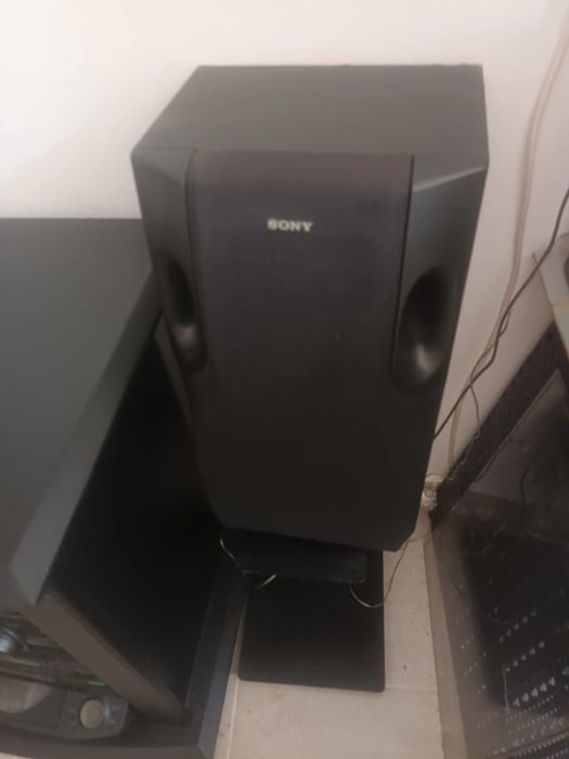 Aparelhagem Sony rádio, cassetes, e leitor com 5 Cd's e 2 colunas com 120 wats de som