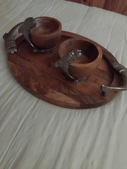 Tabuleiro com tacas em madeira com peixes  sushi