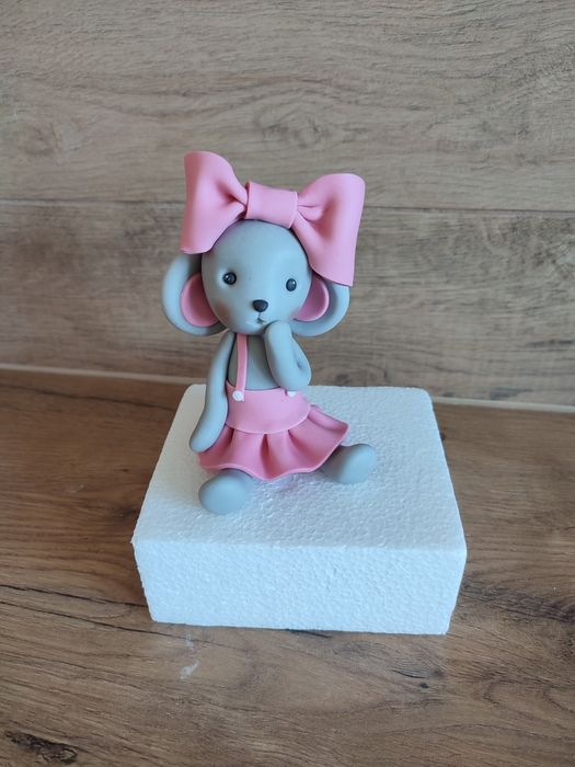 Myszka w sukience z masy cukrowej dekoracja na tort