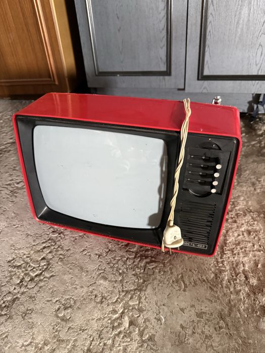 Zabytkowy Telewizor Junost 402 CRT / PRL