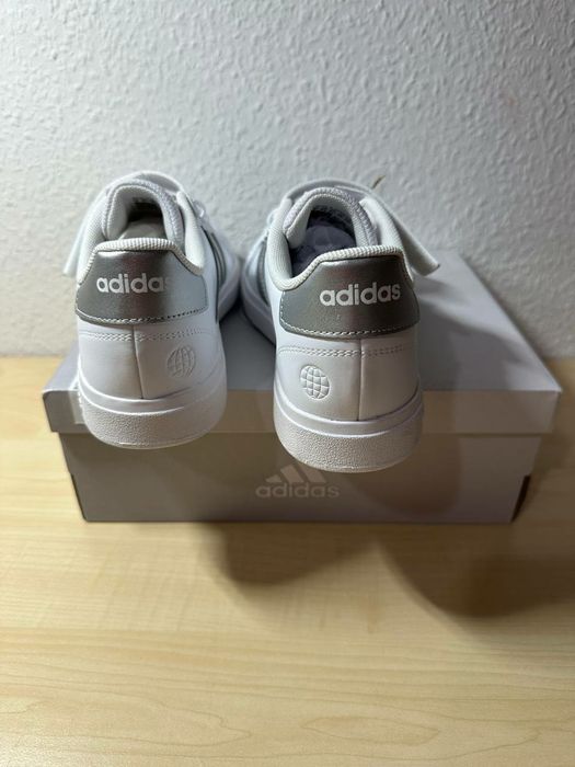Продам Новые оригинальные кроссовки Adidas 37 размер