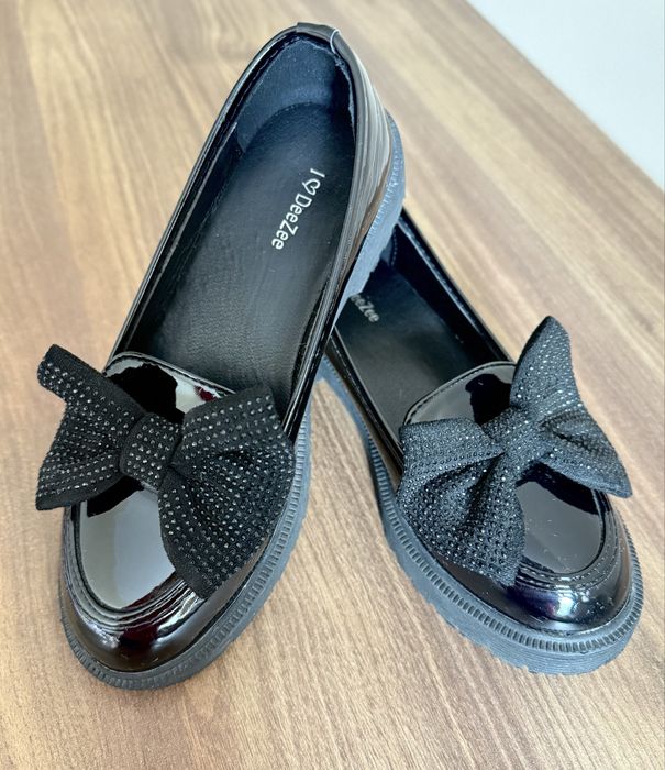 Lakierki czarne. Eleganckie buty. Półbuty