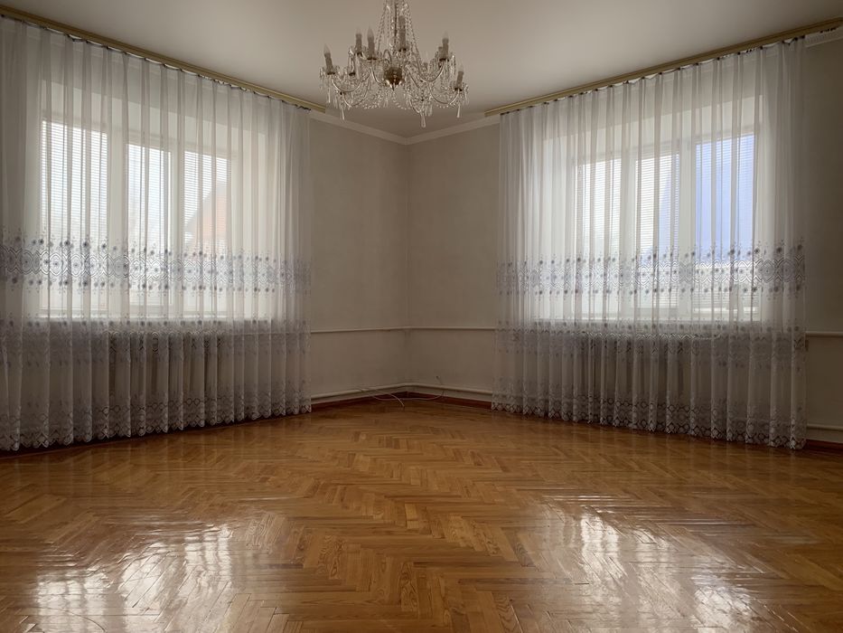 Продаж будинку , центр Гайсина, гараж, підвал, літня кухня, є торг