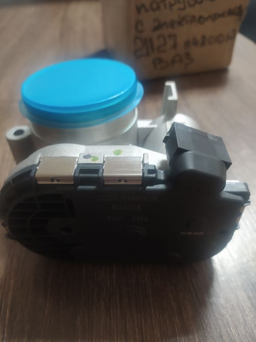 Дросельний патрубок з електроприводом