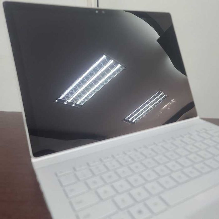 Microsoft Surface Book 2 i7 / 8GB RAM / SSD 250GB / GPU 1GB / 7 godzin pracy na baterii