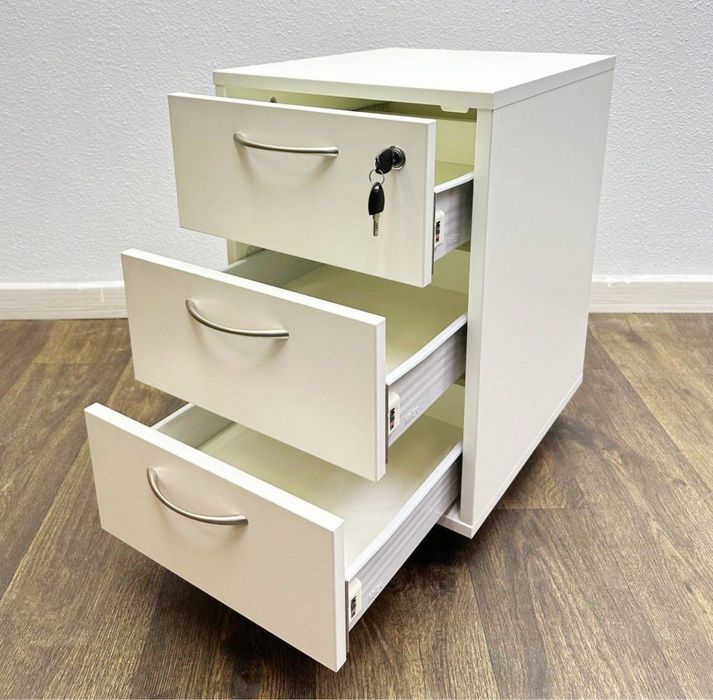 РАСПРОДАЖА офисной мебели столы стулья