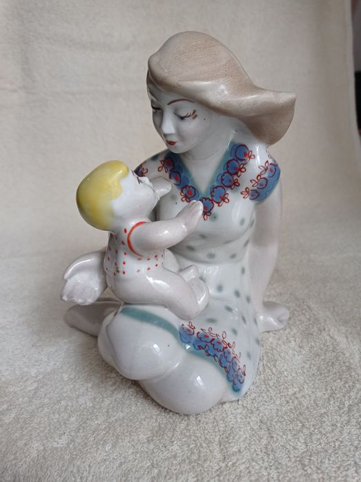 Фарфорова статуетка "Материнство".