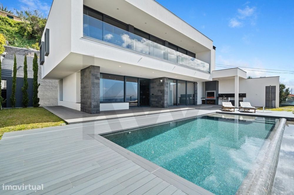 Moradia T3 Minimalista com piscina com vista mar desafogada na Achada,