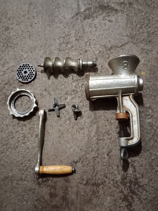 Maszynka do mielenia mięsa z czasów PRL.