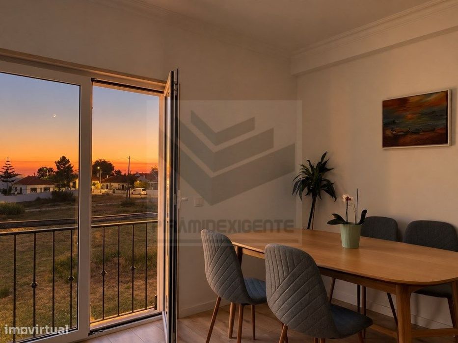 Apartamento T2 Central, 1.º Andar, Estacionamento, Azeitão