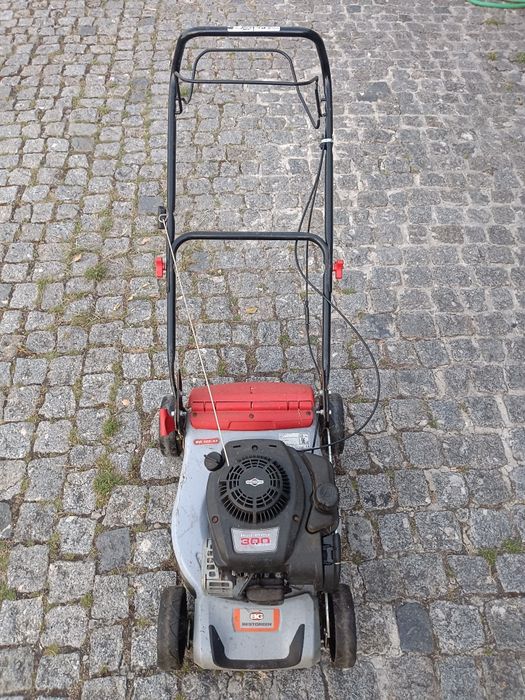 Máquina de cortar relva