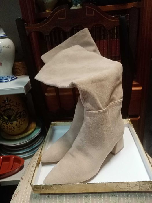 Botas altas em pele nobuko,  cor nude