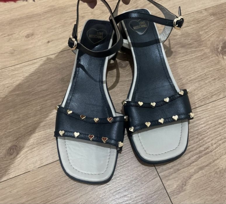 Sandalias love moschino