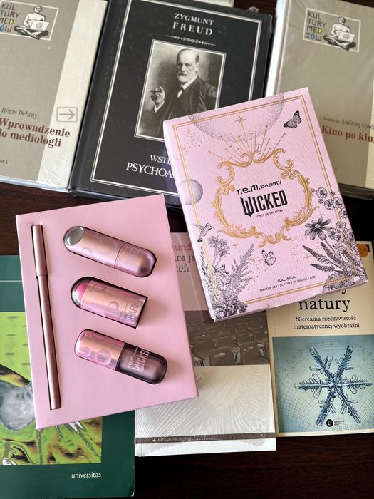 Zestaw kosmetyków r.e.m. beauty x Wicked - Galinda (2024)