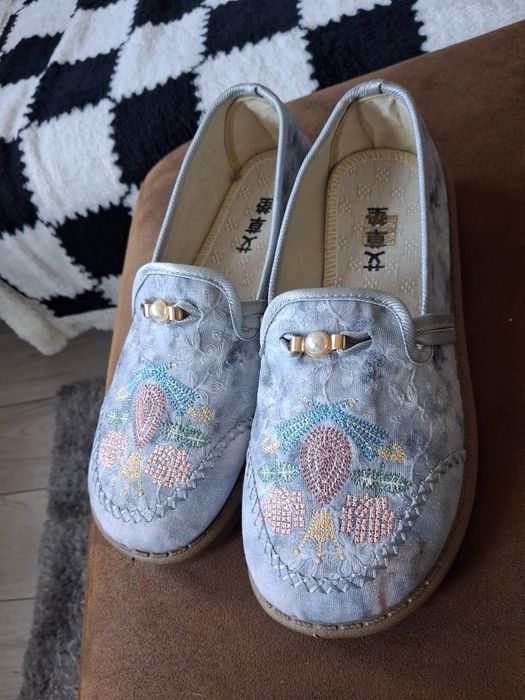 Buty na szeroką stopę haluksy