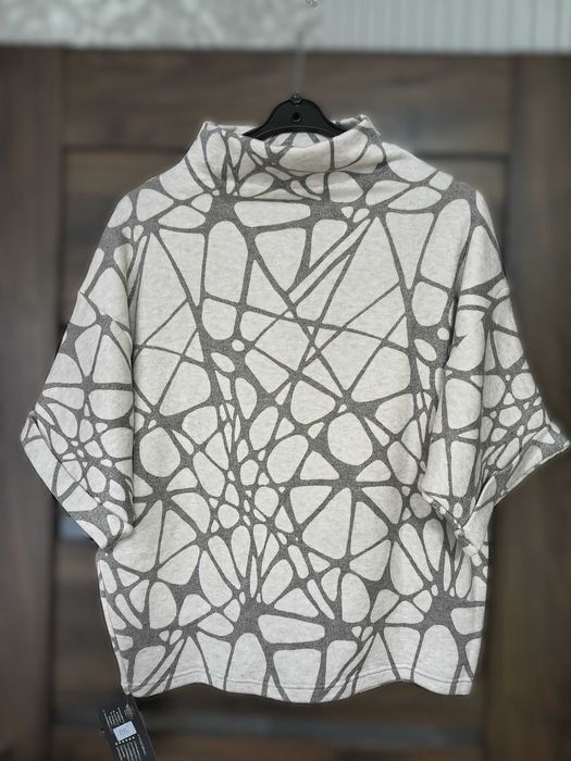 Nowy elegancki sweter w kolorze jasnobeżowym ze wzorem