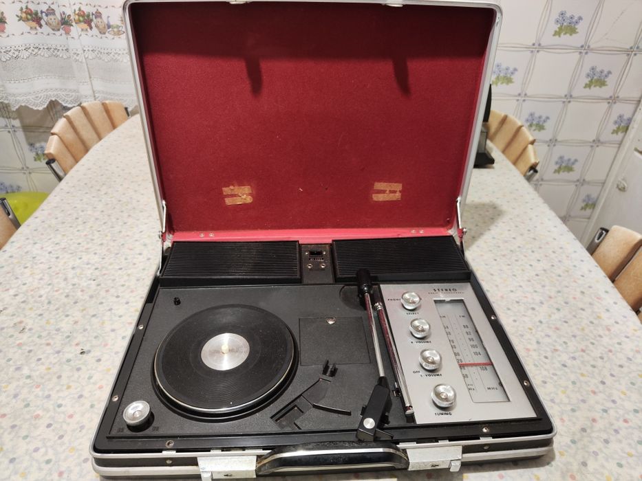 Gira-discos mala com rádio