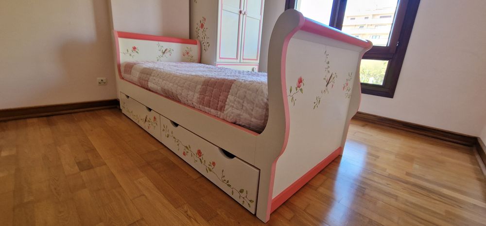 Cama e mesa de cabeceira em madeira maciça  com pintura manual.