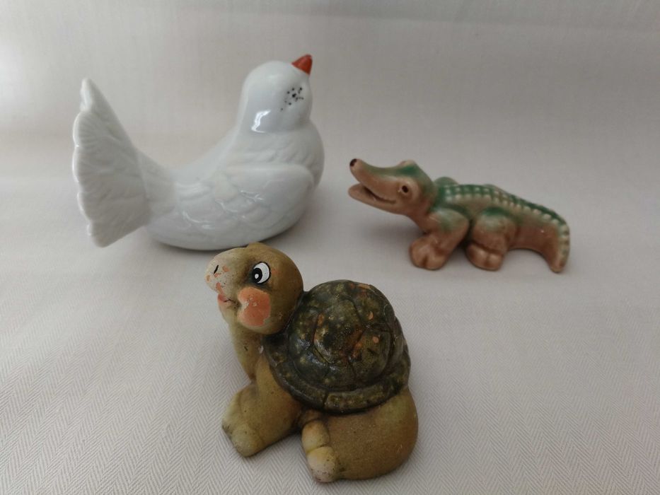 Figurki ozdobne małe / porcelana malowana i porcelit /3 sztuki