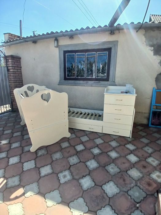 Дитяче ліжечко з люлькою та матраци